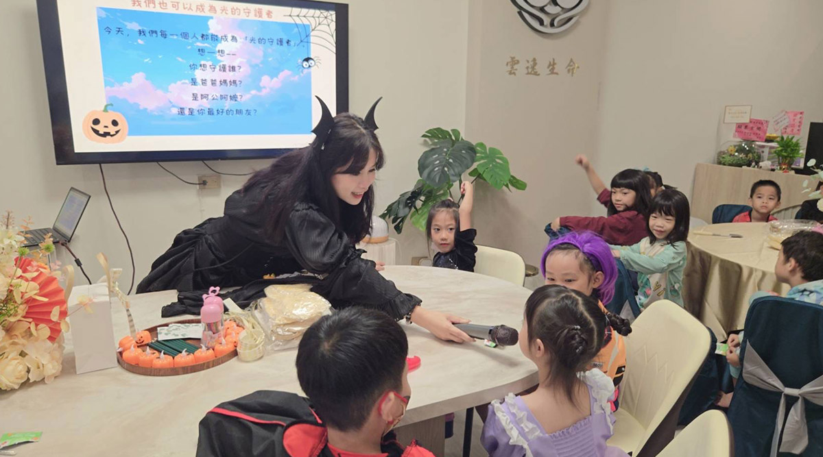 活動現場孩子們提著南瓜燈